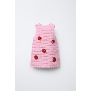 ТРИКОТАЖНОЕ ПЛАТЬЕ ИЗ КРУЖЕВА КРОШЕ С НАШИВКАМИ «КЛУБНИКА»