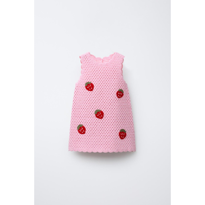 ТРИКОТАЖНОЕ ПЛАТЬЕ ИЗ КРУЖЕВА КРОШЕ С НАШИВКАМИ «КЛУБНИКА»