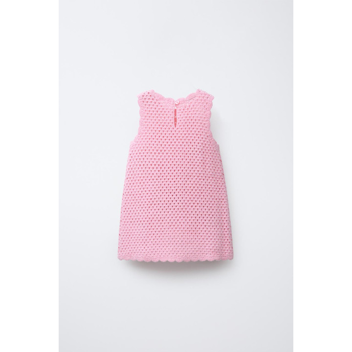 ТРИКОТАЖНОЕ ПЛАТЬЕ ИЗ КРУЖЕВА КРОШЕ С НАШИВКАМИ «КЛУБНИКА»