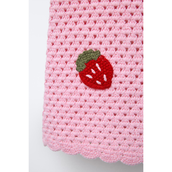 ТРИКОТАЖНОЕ ПЛАТЬЕ ИЗ КРУЖЕВА КРОШЕ С НАШИВКАМИ «КЛУБНИКА»